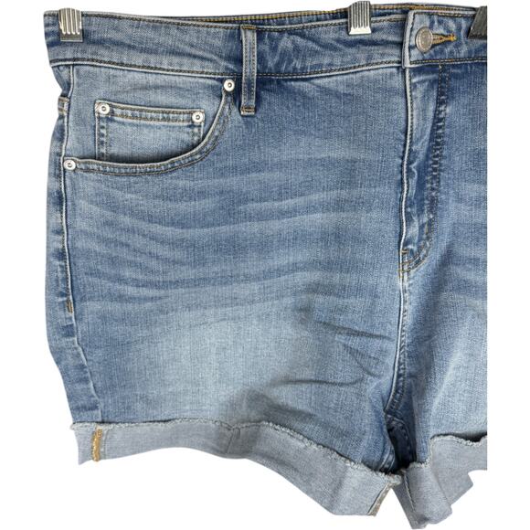Candace Cameron Bure Denim Jean Shorts 20W Light Wash Rolled Hem Stretch NWT - Picture 3 of 11